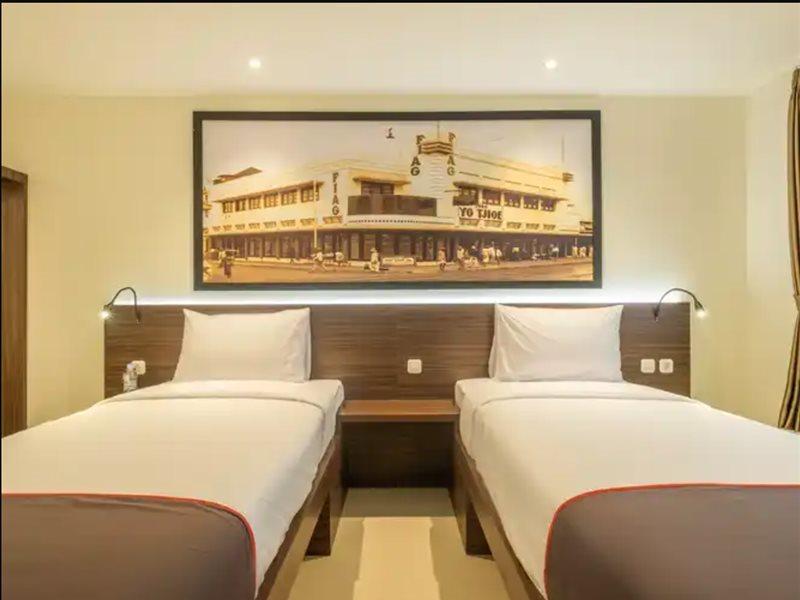 Super Oyo Collection O Hotel Pasar Baru Heritage Бандунг Екстериор снимка