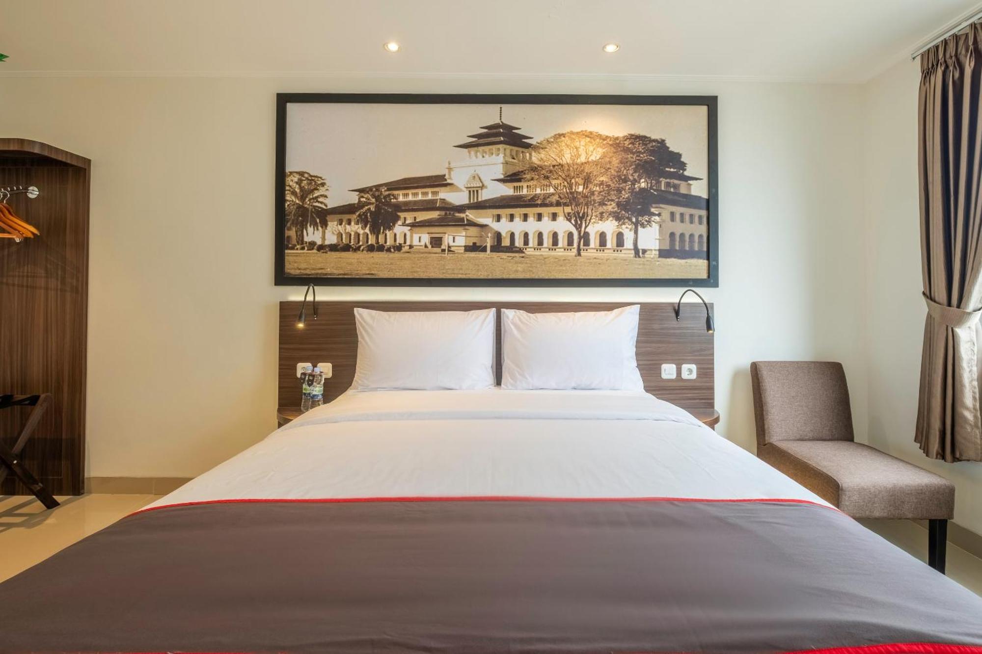 Super Oyo Collection O Hotel Pasar Baru Heritage Бандунг Екстериор снимка