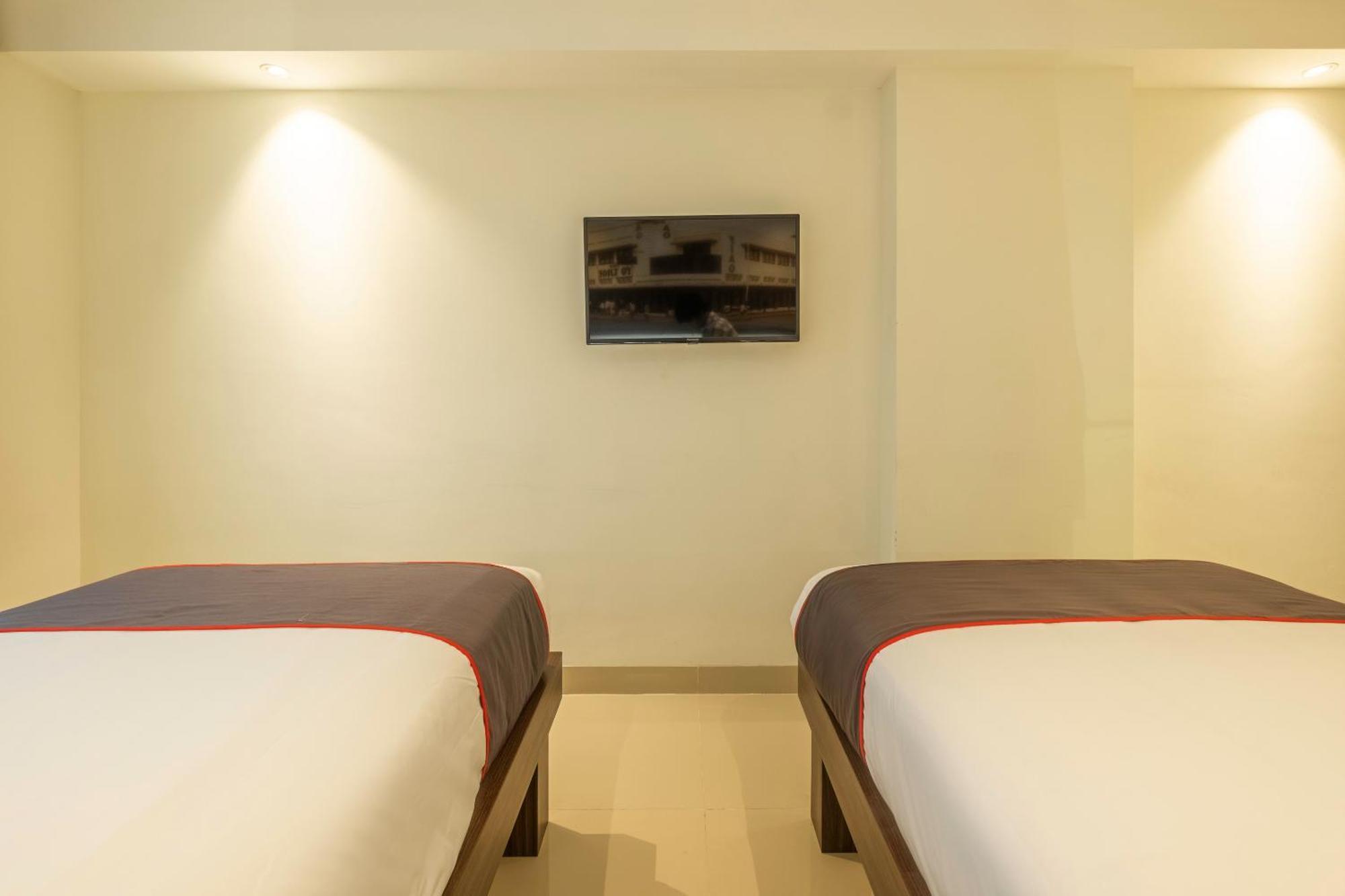 Super Oyo Collection O Hotel Pasar Baru Heritage Бандунг Екстериор снимка