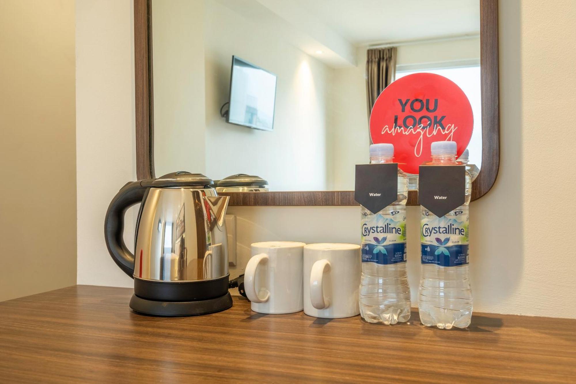 Super Oyo Collection O Hotel Pasar Baru Heritage Бандунг Екстериор снимка