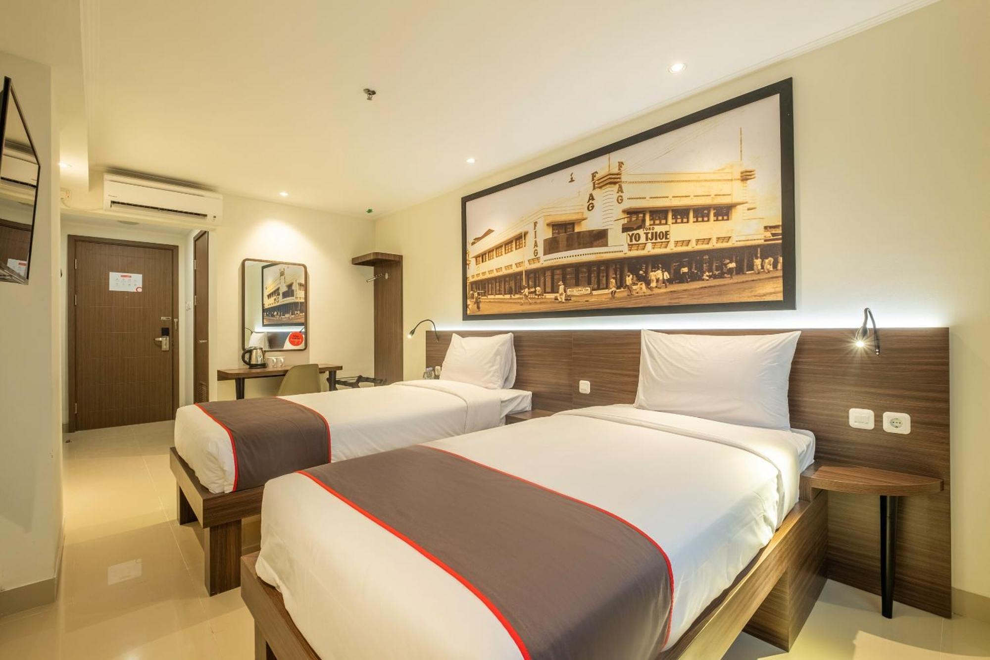 Super Oyo Collection O Hotel Pasar Baru Heritage Бандунг Екстериор снимка